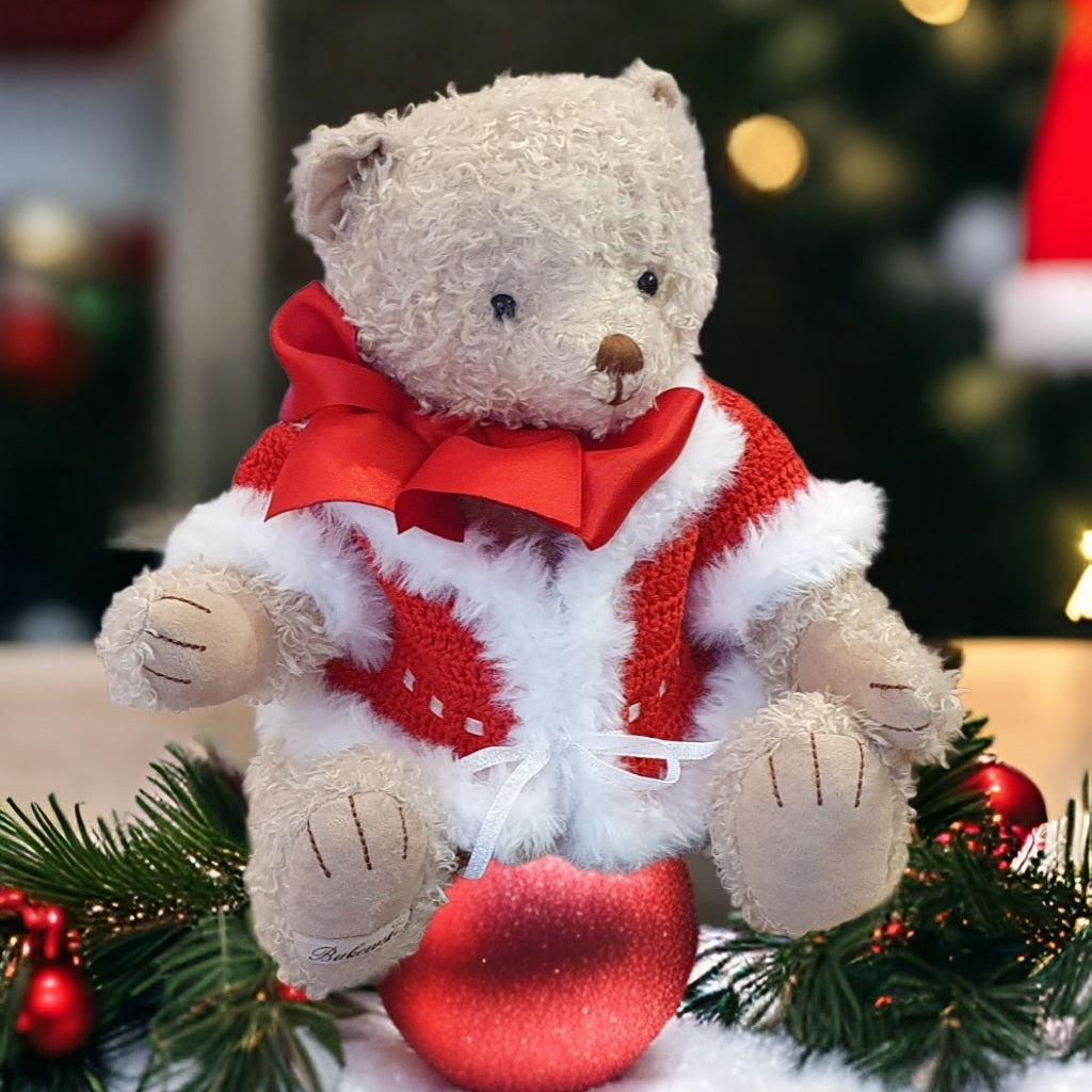 Ours articulé en peluche Mickael habillé d'un gilet au crochet