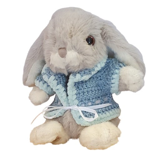 Lapin en peluche habillé d'un gilet au crochet bleu jean's