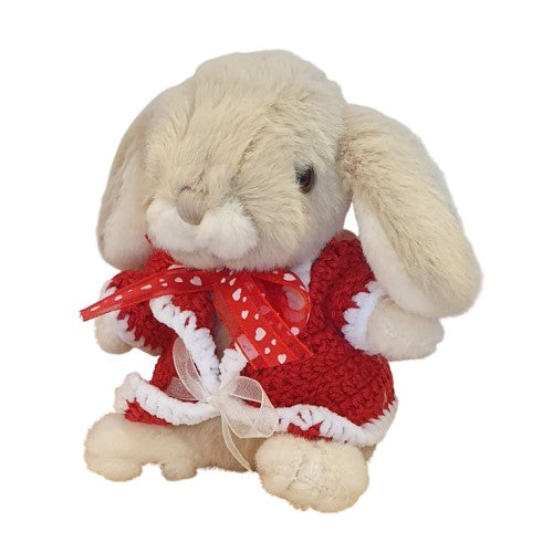 Lapin en peluche habillé d'un gilet au crochet rouge