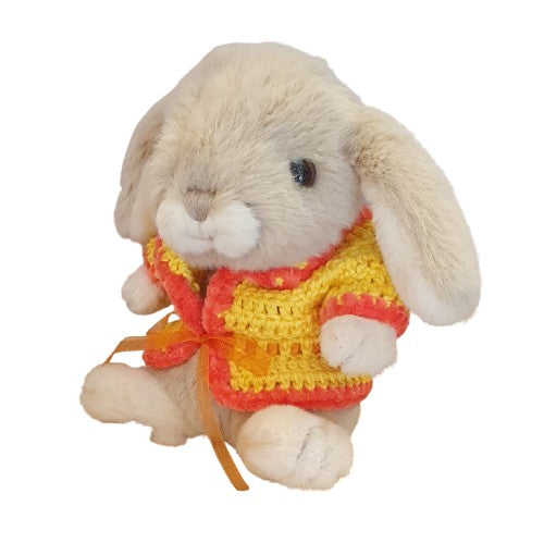 Lapin en peluche habillé d'un gilet au crochet jaune