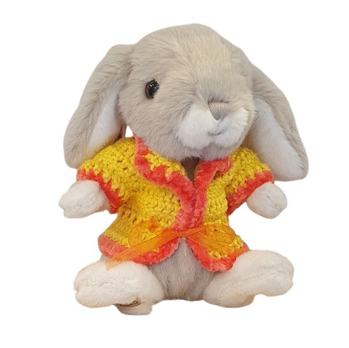 Lapin en peluche habillé d'un gilet au crochet jaune