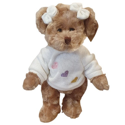 Oursonne en peluche avec un pull blanc