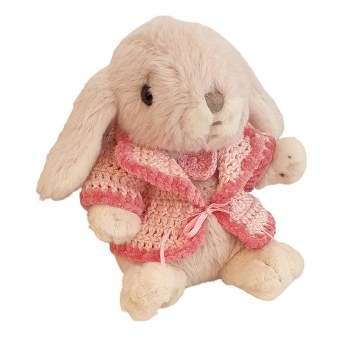 Lapin en peluche habillé d'un pull au crochet rose