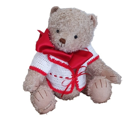Ours articulé en peluche Mickael habillé d'un gilet au crochet