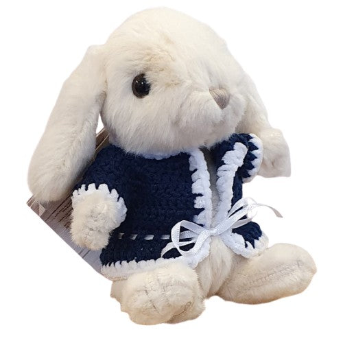 Lapin en peluche habillé d'un gilet au crochet bleu marine