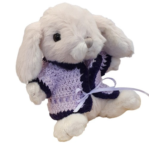 Lapin en peluche habillé d'un gilet au crochet mauve