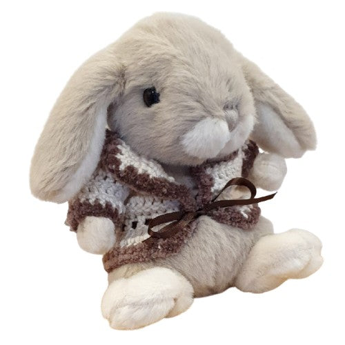 Lapin en peluche habillé d'un gilet au crochet écru