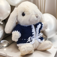 Charger l&#39;image dans la galerie, Lapin en peluche habillé d&#39;un gilet au crochet bleu marine
