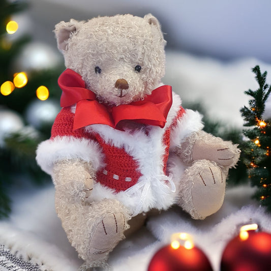 Ours articulé en peluche Mickael habillé d'un gilet au crochet