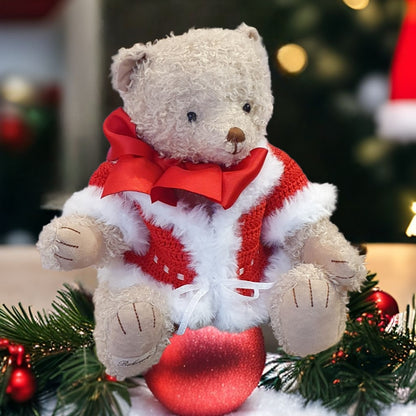 Ours articulé en peluche Mickael habillé d'un gilet au crochet