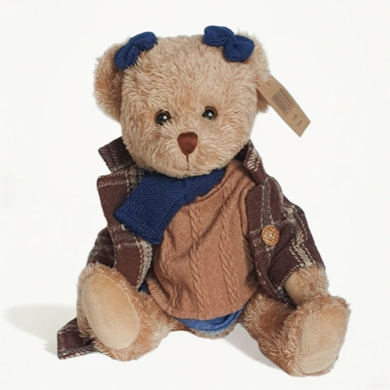 Oursonne en peluche en jupe et manteau long