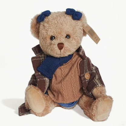 Oursonne en peluche en jupe et manteau long