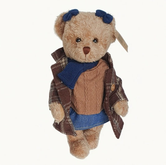 Oursonne en peluche en jupe et manteau long