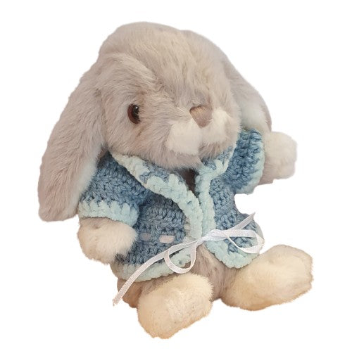 Lapin en peluche habillé d'un gilet au crochet bleu jean's