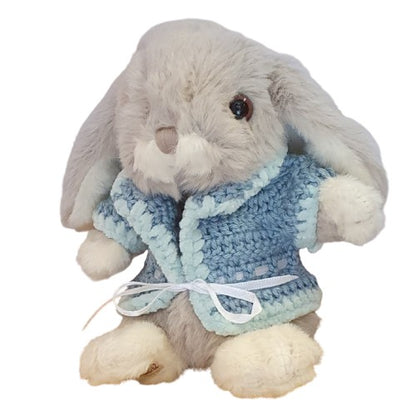 Lapin en peluche habillé d'un gilet au crochet bleu jean's