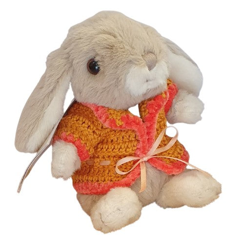 Lapin en peluche habillé d'un gilet au crochet safran