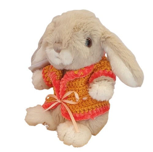 Lapin en peluche habillé d'un gilet au crochet safran