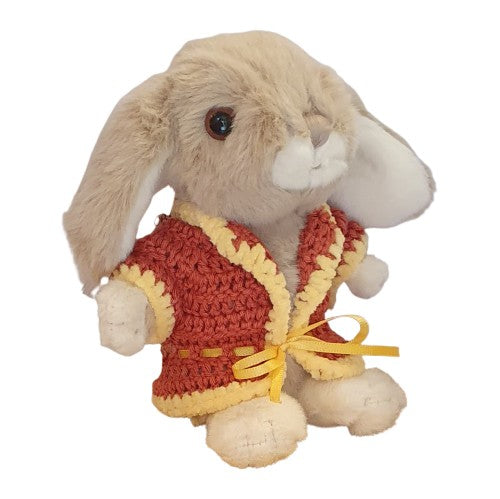 Lapin en peluche habillé d'un gilet au crochet marron et jaune
