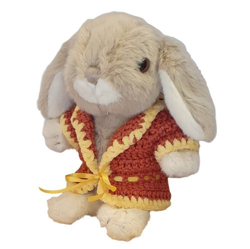 Lapin en peluche habillé d'un gilet au crochet marron et jaune