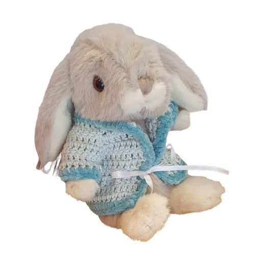 Lapin en peluche habillé d'un gilet au crochet bleu