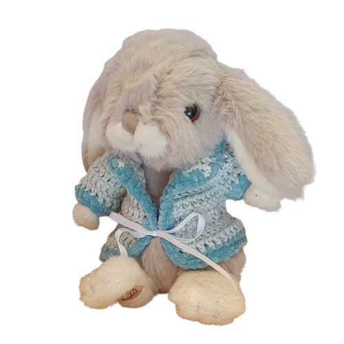 Lapin en peluche habillé d'un gilet au crochet bleu