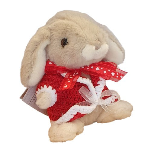 Lapin en peluche habillé d'un gilet au crochet rouge