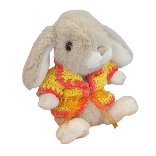 Lapin en peluche habillé d'un gilet au crochet jaune