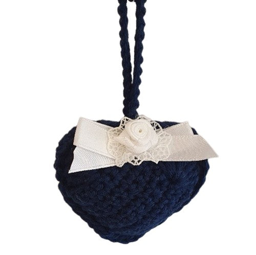 Cœur décoratif au crochet bleu marine et nœud blanc