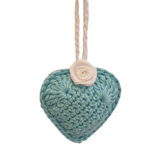 Cœur décoratif au crochet bleu et fleur blanche