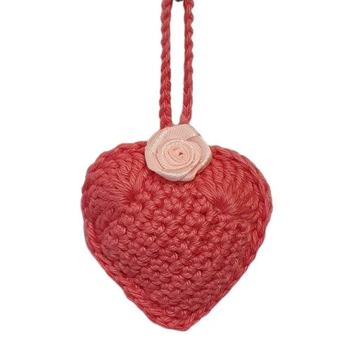 Cœur décoratif au crochet rose fuchsia et fleur rose