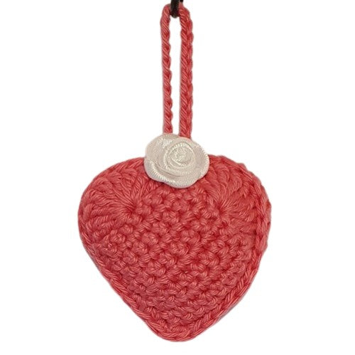 Cœur décoratif au crochet rose fuchsia et fleur blanche