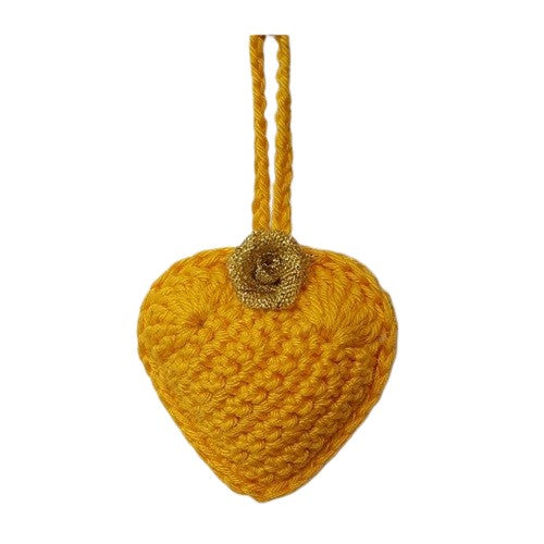 Cœur décoratif au crochet jaune et fleur dorée