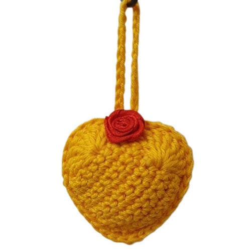 Cœur décoratif au crochet jaune et fleur rouge