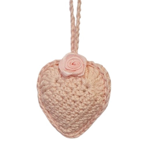 Cœur décoratif au crochet rose et fleur rose