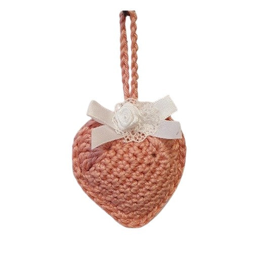 Cœur décoratif au crochet rose saumon et nœud blanc