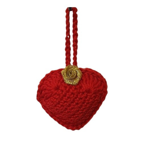 Cœur décoratif au crochet rouge et fleur dorée