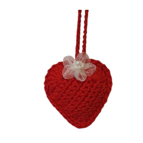 Cœur décoratif au crochet rouge et fleur tulle