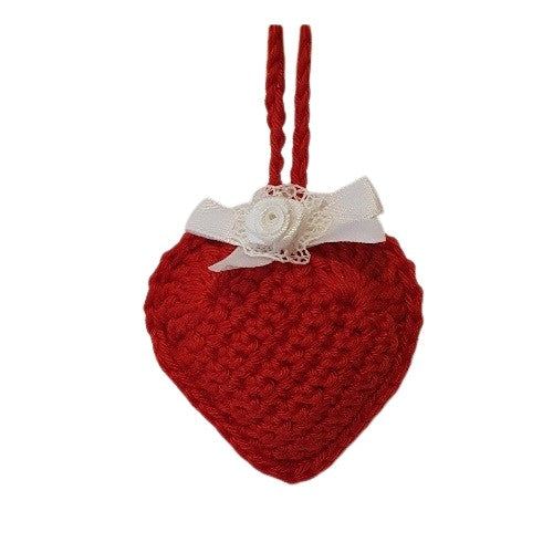 Cœur décoratif au crochet rouge et nœud blanc