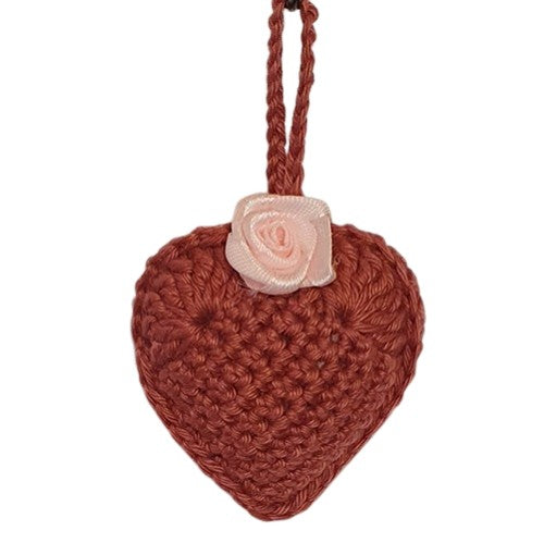 Cœur décoratif au crochet vieux rose et fleur rose