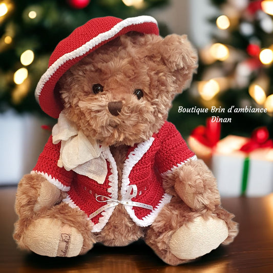 Ourson habillé d'un gilet et chapeau au crochet