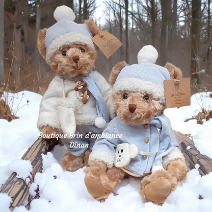 Oursonne en peluche en robe bleu et blanc d'hiver