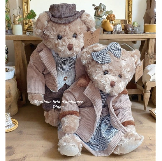 Oursonne en peluche en robe et manteau vintage