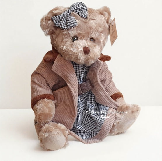 Oursonne en peluche en robe et manteau vintage