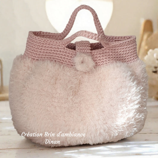 Sac à main au crochet en fourrure rose poudré