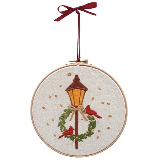 Broderie décor de Noël sur tambour