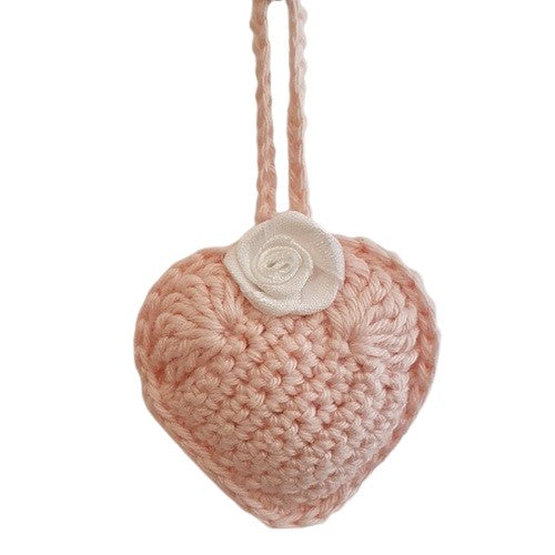 Cœur décoratif au crochet rose et fleur blanche